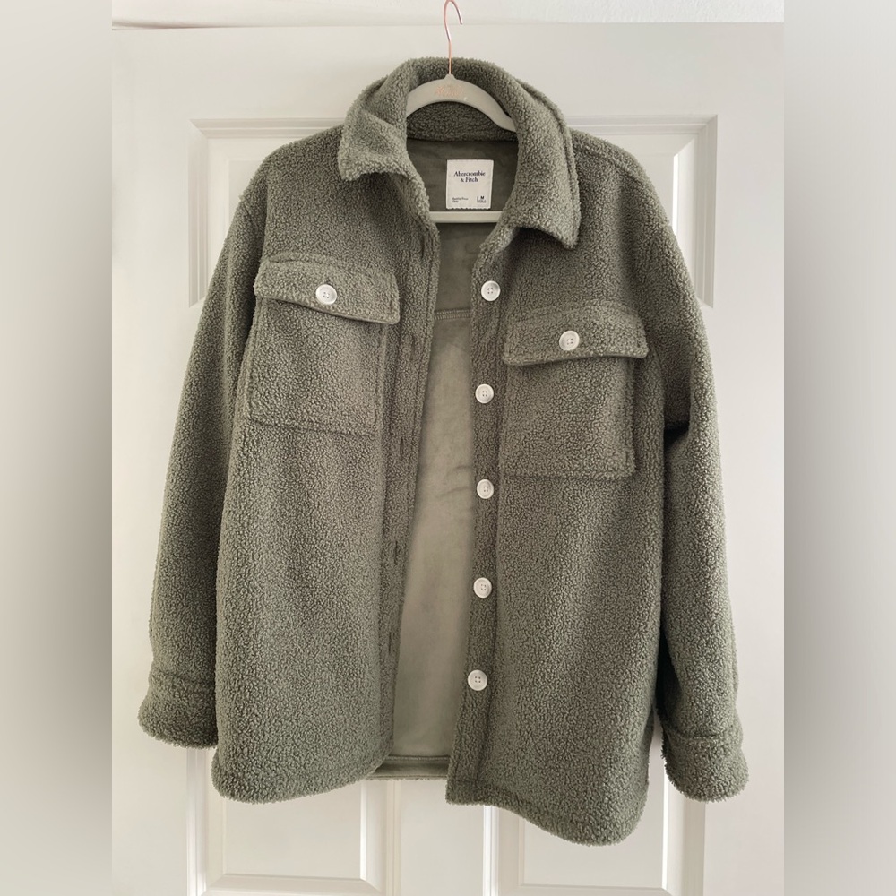 Abercrombie & Fitch Sherpa shacket // Olive.